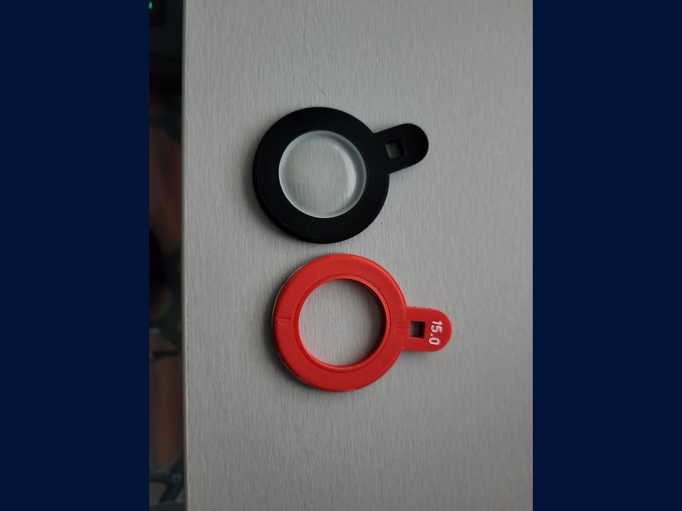 Halterungen für Prüfgläser in Schwarz und Rot