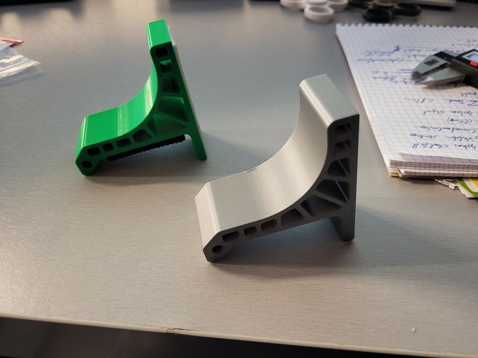 Nachgebaute Wandhalterungen in Grün und Grau auf einem Schreibtisch